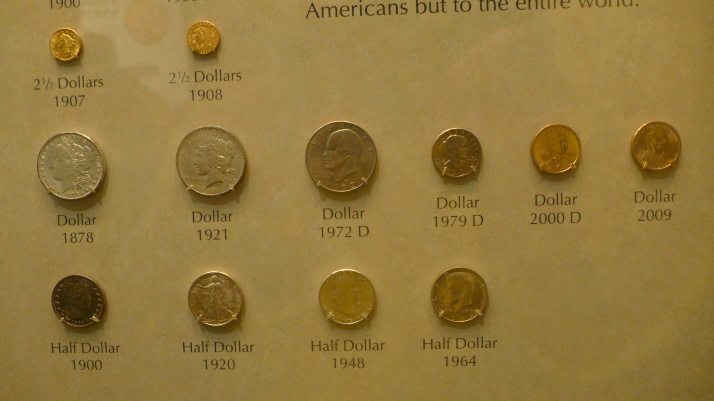 アメリカと金 お次はある意味 アメリカらしいテーマ お金についての物語 Stories On Money の展示 狭い部屋の展示なんですが 見学者多し 笑 まずは南北戦争以前のアメリカのお札についての展示 アメリカで国家紙幣が発行されるように